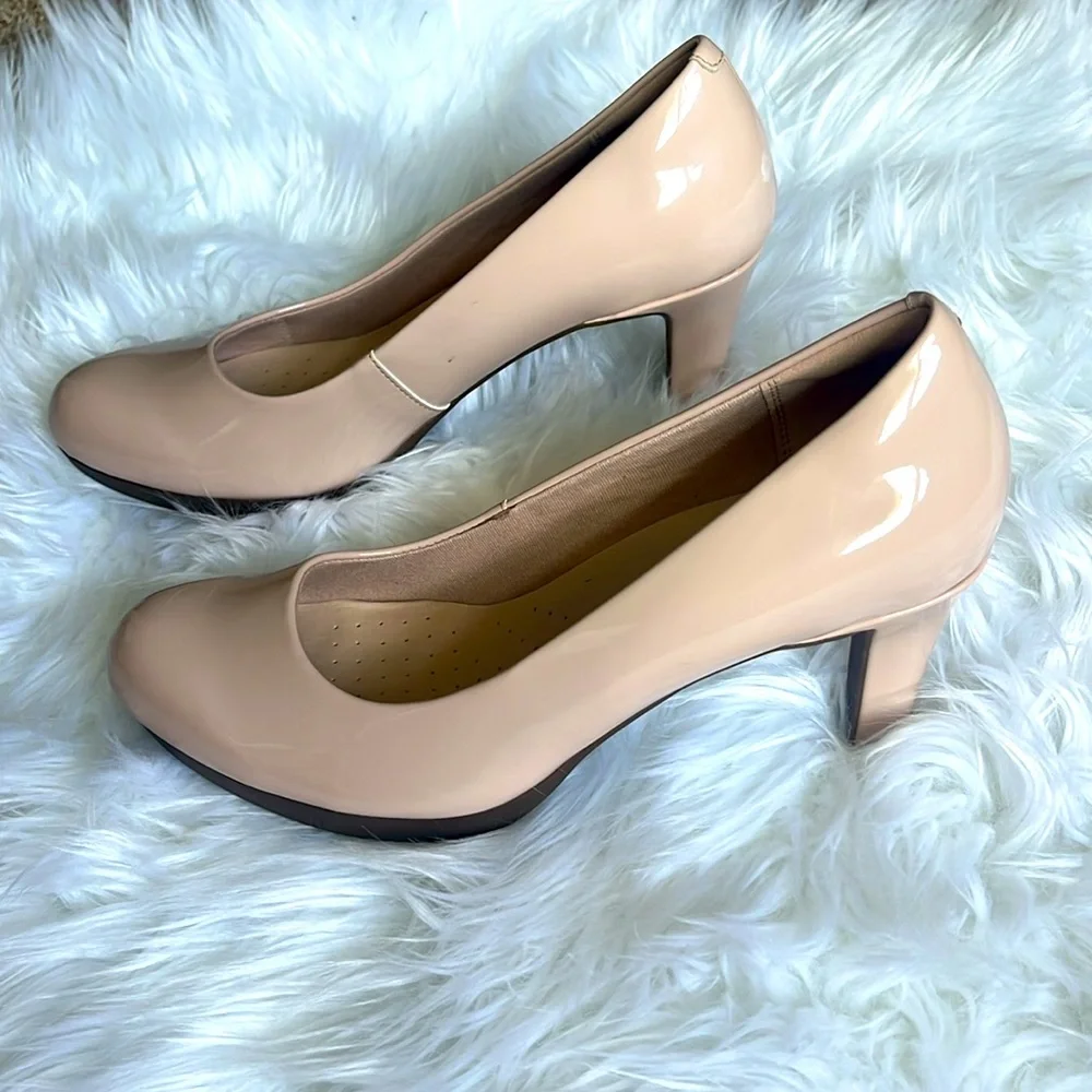 NWOT Clarks Nude Heels - Picture 4 of 7